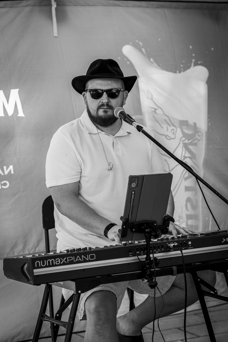 Klavirista spieva pri digitálnom piane